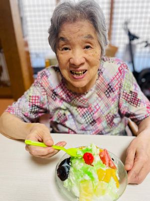 笑顔のおばあさんとデザート