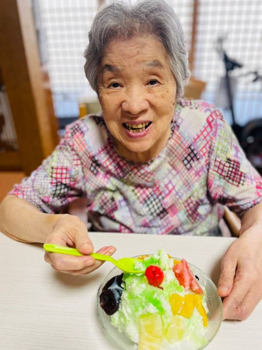 笑顔のおばあさんとデザート