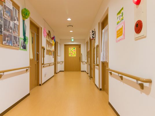 手すり付き明るい廊下