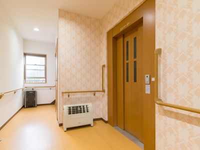 エレベーター前の廊下