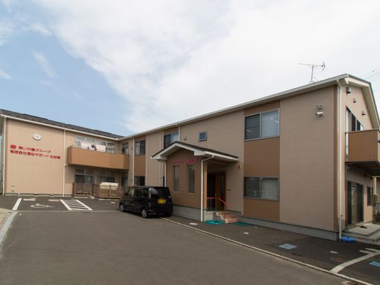 施設の明るい外観