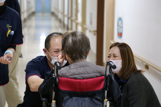 廊下にて話す様子