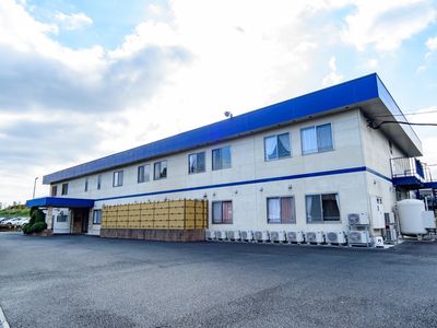 青と白の建物外観