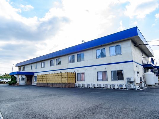 青と白の建物外観