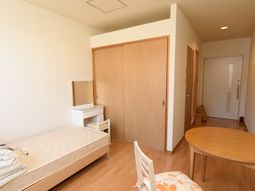 シンプルな居室の様子