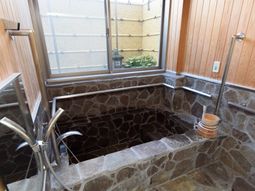 石造りの浴槽と手桶