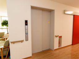 明るい廊下のエレベーター