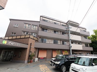 落ち着いた色合いの建物外観
