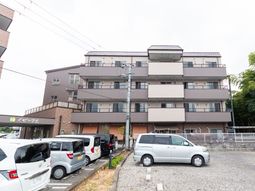 茶色の建物の外観