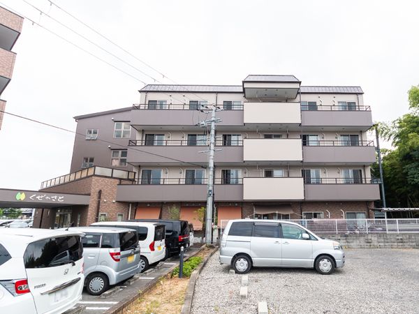 茶色の建物の外観