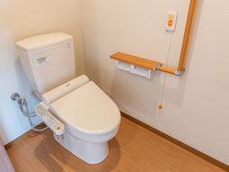手すり付きの清潔なトイレ