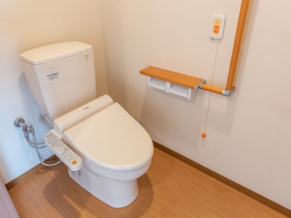 手すり付きの清潔なトイレ