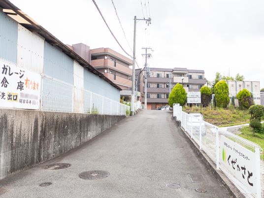 広々した施設の外観