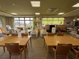 広々とした明るい食堂
