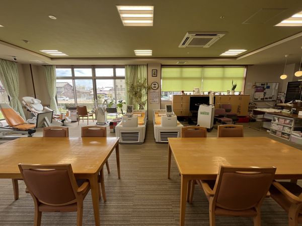 広々とした明るい食堂