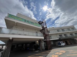 白の建物と青空の外観