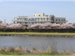 川沿いの建物外観  