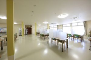 広々とした明るい食堂