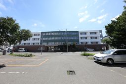 広々とした建物の外観