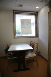 部屋とテーブルセット