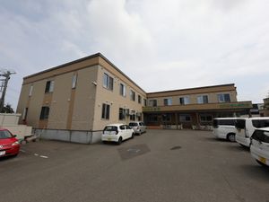 広い駐車場のある建物