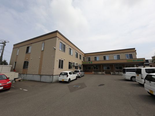 広い駐車場のある建物