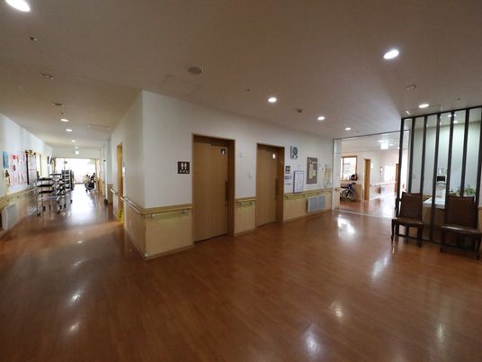 広々とした清潔な廊下