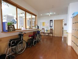 車椅子と掲示物のホール