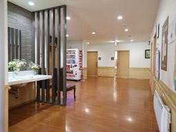 広々とした明るい廊下