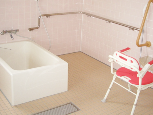 手すり付き浴室  