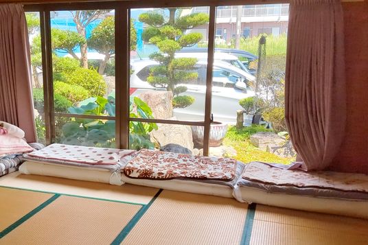 穏やかな庭を望む和室