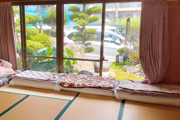 穏やかな庭を望む和室