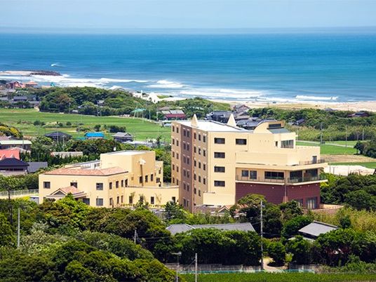 海沿いの建物外観  