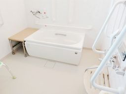 バリアフリー設計の浴室
