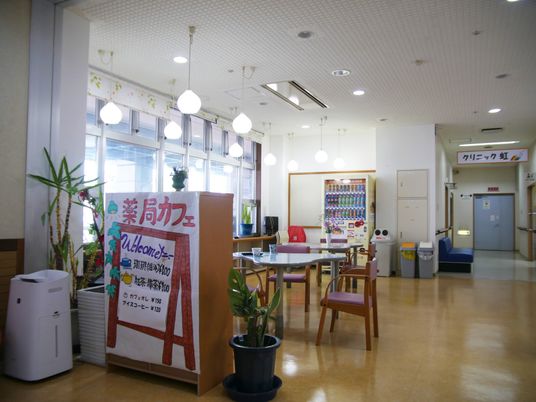 明るく開放的なラウンジ