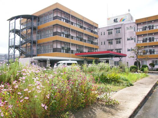 花が咲く外観