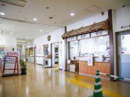 明るい受付と廊下