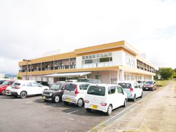 広々とした駐車場の外観