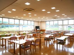 広々とした明るい食堂