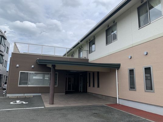 落ち着いた外観の建物