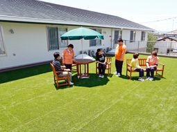 中庭で過ごす人々