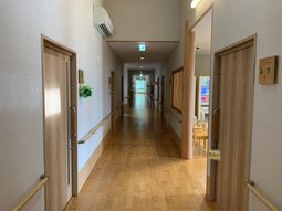 長い廊下とドア