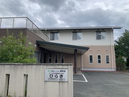 青空の下の建物