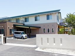 明るい外観の施設エントランス