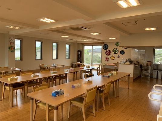 明るい空間の食堂