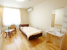 明るい居室の一角