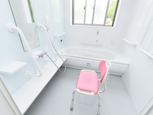 バリアフリー設計の浴室