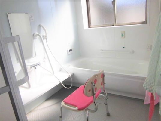 清潔なバリアフリー浴室