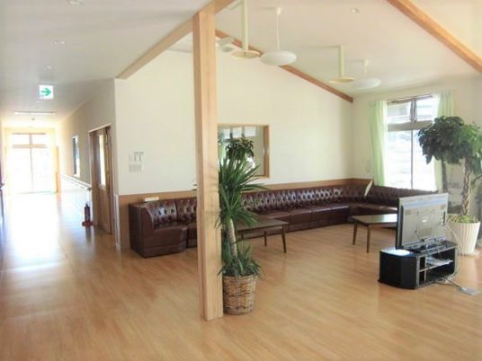 明るい共有のリビングスペース