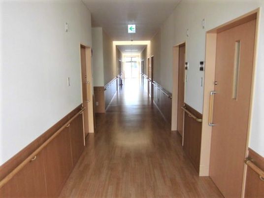 明るい清潔な廊下